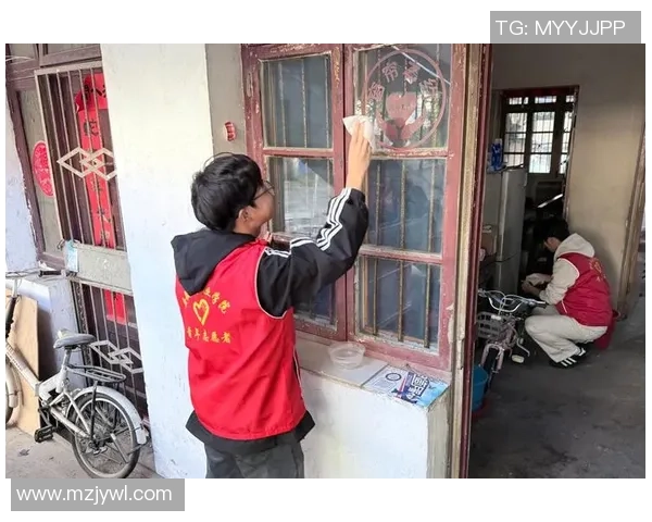 足球明星走进社区关爱困难家庭传递温暖与希望 足球明星走进社区关爱困难家庭传递温暖与希望